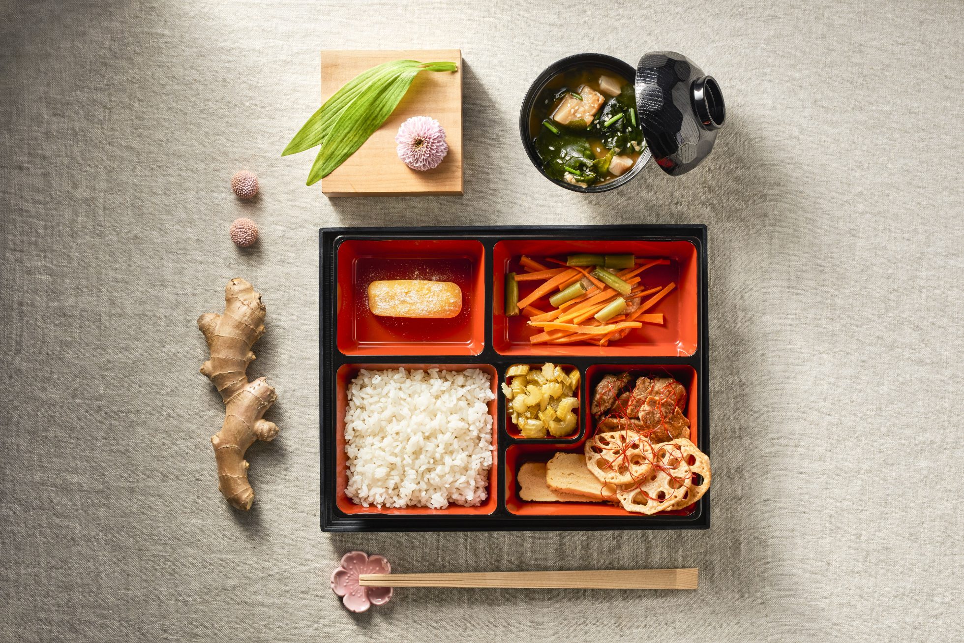 Posiłek inspirowany smakami Japonii podczas lotu do Tokio